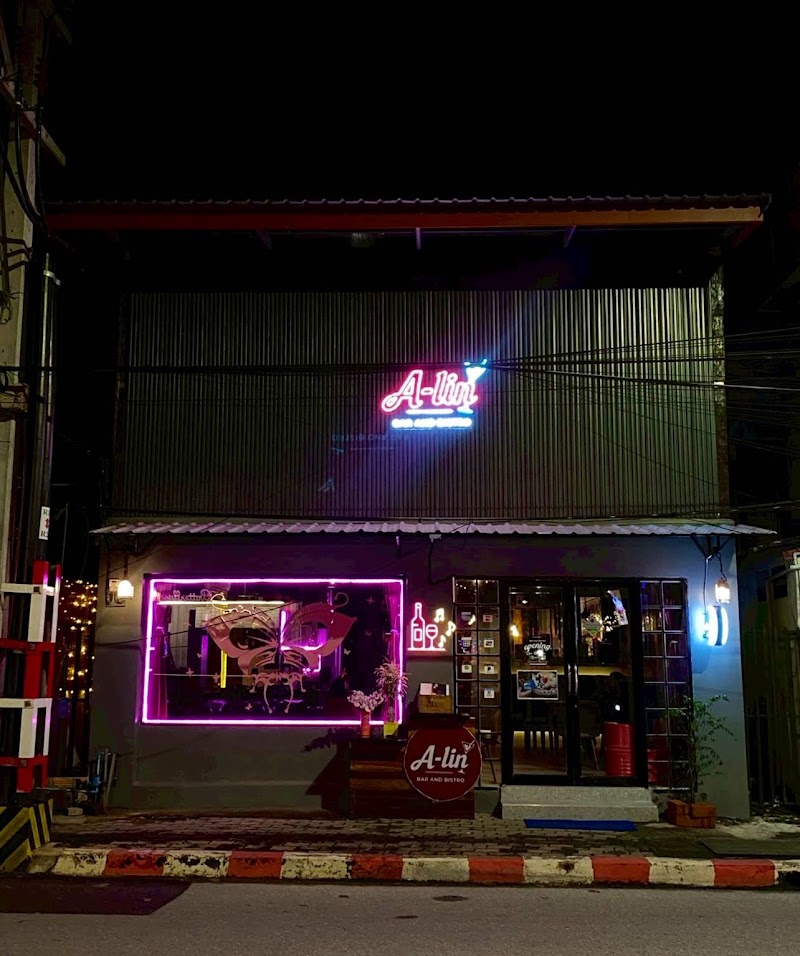 สมใจ Som-Jai Bar & Restaurant